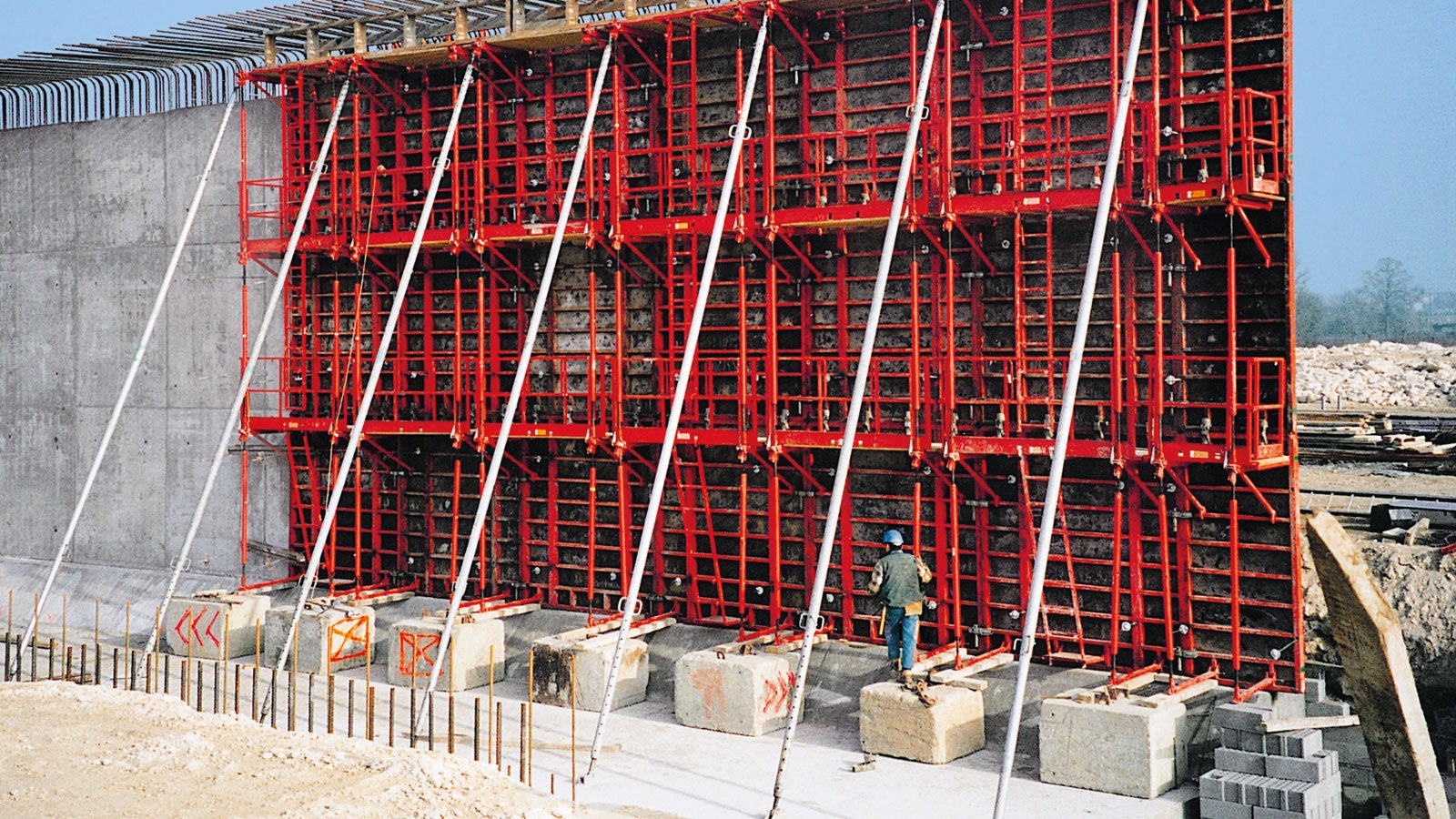 PERI push-pull props have been designed in particular regarding a long service life, low maintenance costs and easy handling.