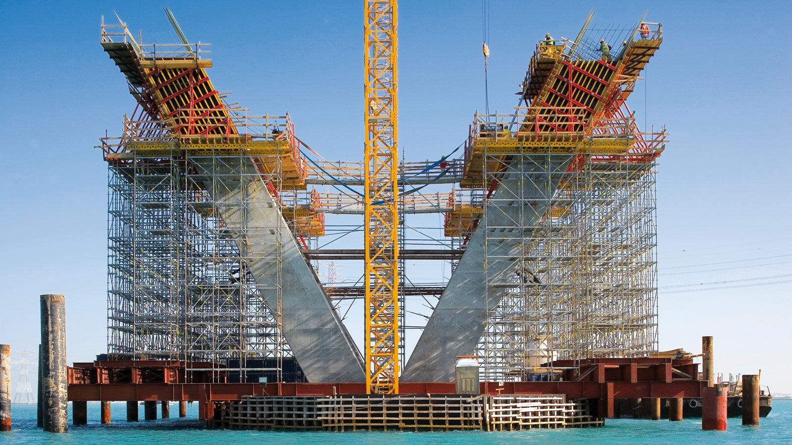 The flexible PERI UP scaffold system can be adapted geometrically tight and to suit every loading case. Even for tightly-spaced working areas, tidily arranged PERI pallets and transport containers ensure uncluttered storage areas and fast transport of matrials.<br/>