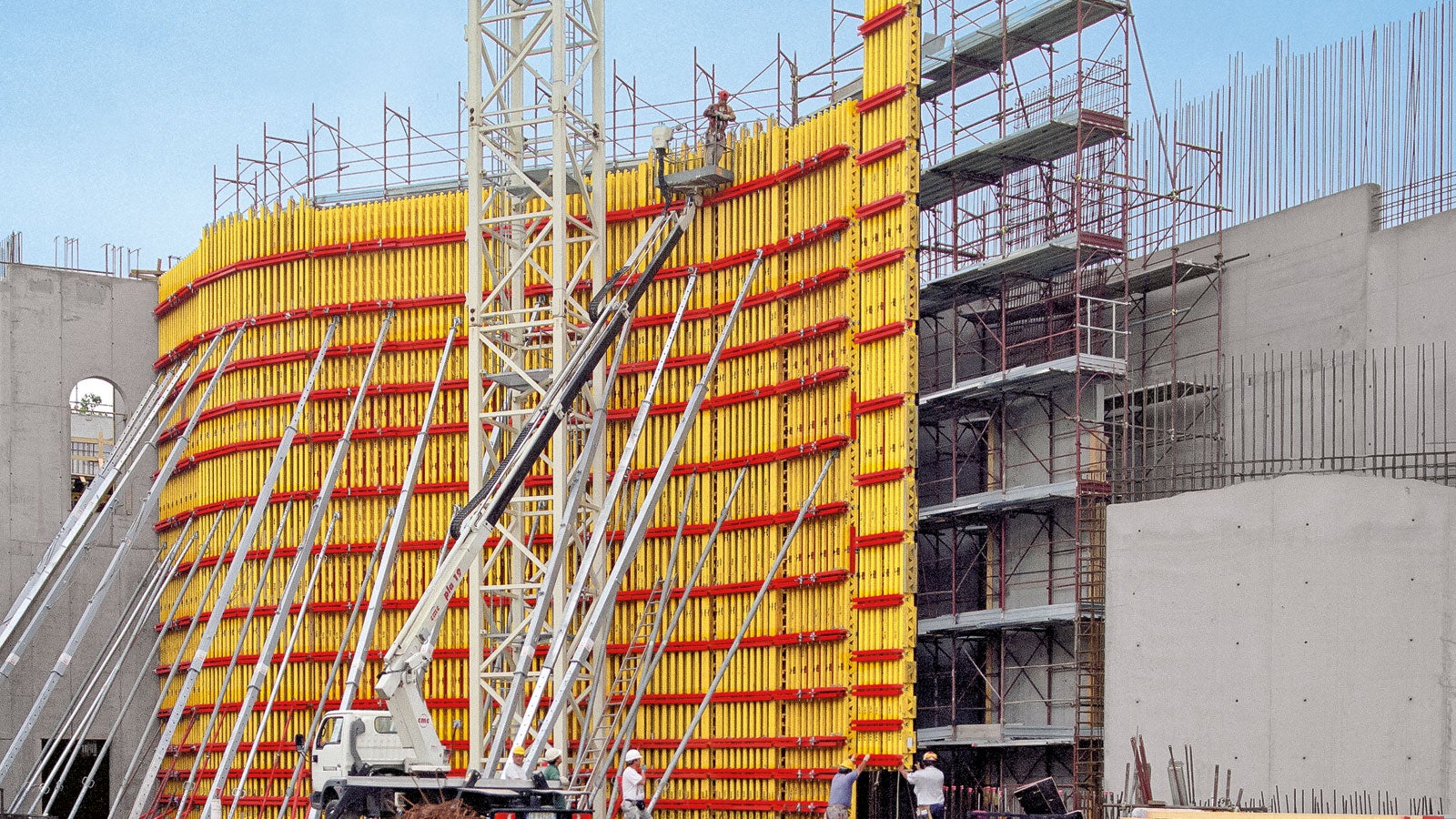 14 m high VARIO elements in a polygonal arrangement. Large-sized FinPly Maxi formlining sheets ensure excellent concrete surfaces.