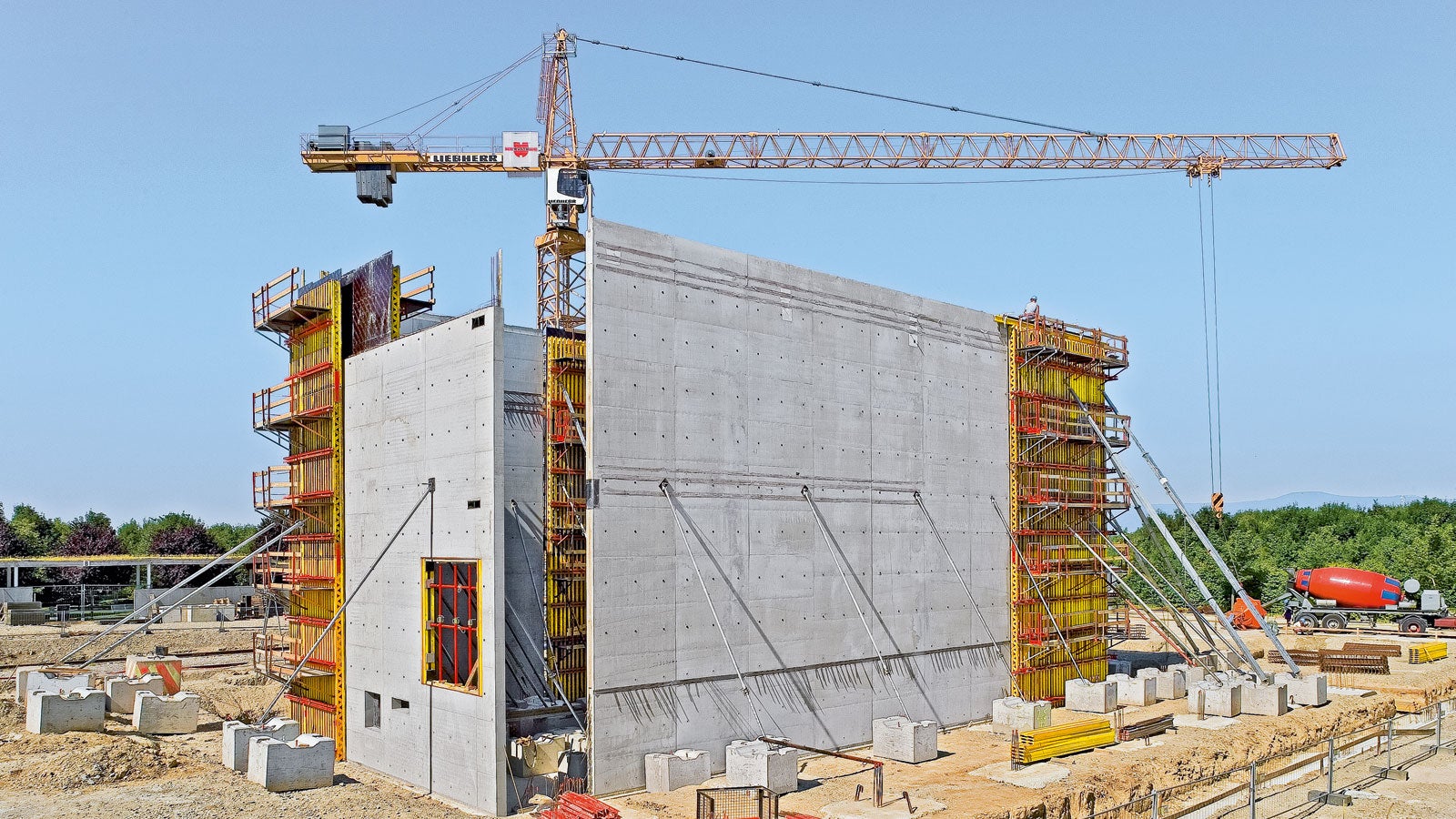 The VARIO GT 24 formwork with defined formlining joint formation and tie positioning was specially-designed to meet the project requirements and resulted in an excellent architectural concrete finish.<br/>