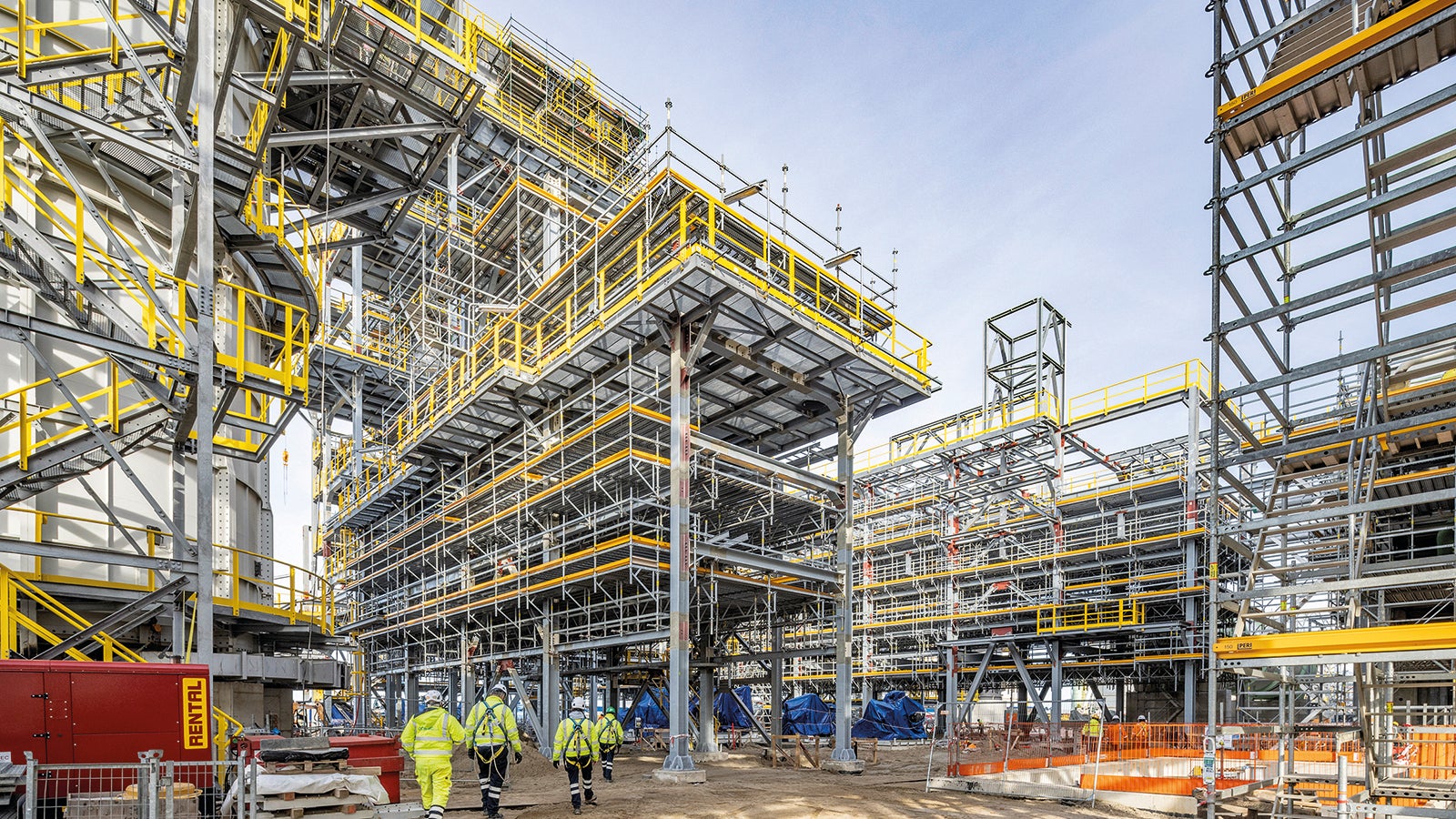 The expansion of the biofuel refinery in Rotterdam was successfully completed with the aid of more than 30,000 m² PERI UP Modular Scaffolding. 