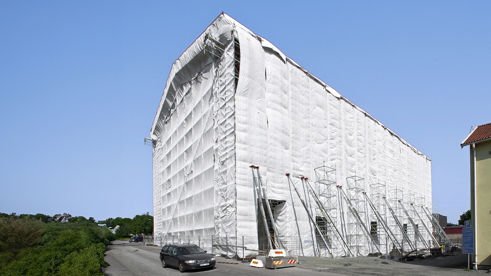 For the project in Sweden, a tarpaulin was used, today it's our PERI UP Cladding.