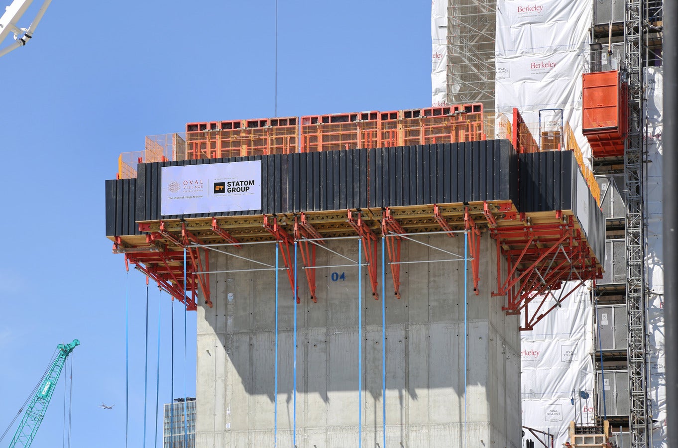 Large-area shuttering with standard panels up to 3.30 m x 2.40 m - providing a high level of surface evenness and only 2 tie positions.