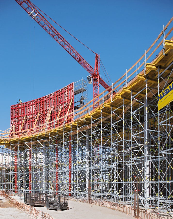 PERI UP Flex shoring towers provide a stable base for MULTIFLEX slab formwork, also at great heights. On this particular project, point loads were transferred with HD 200 Heavy-Duty Props.<br/>