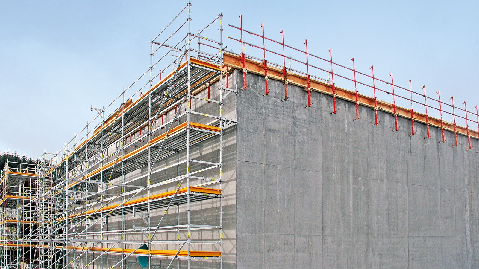 The scaffolding width can be chosen freely selectable and can be adapted to meet a wide range of requirements.<br/>